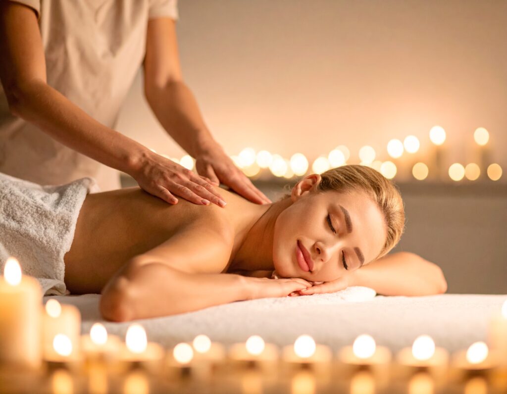 Firefly weibliche massagetherapeutin massiert frau in massagepraxis auf massageliege 706069